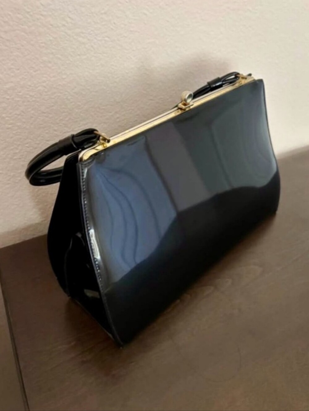 1960s Mod Black Patent Leather Box Clutch or Purse Kiss-Lock Frame Handbag Gold